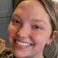 Addison Shields Nøgen