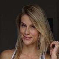 Adrienne Koleszar Nøgen