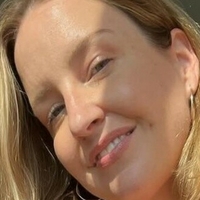 Avril Showers Nøgen