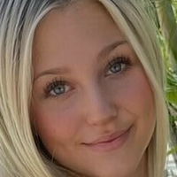 Baylee Brush Nøgen