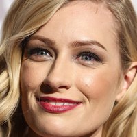 Beth Behrs Nøgen