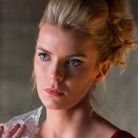 Betty Gilpin Nøgen