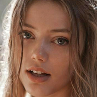 Grace Van Dien Nøgen