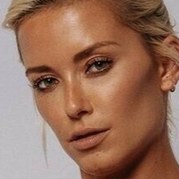 Liv Bentley Nøgen