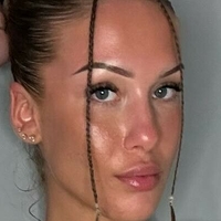 Viktoria Levani Nøgen